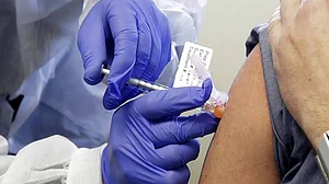 कोरोना वैक्सीन लगवाने के बाद इतने दिनों तक शराब से रहना होगा दूर, ऐसे बचें कोविड के संक्रमण से