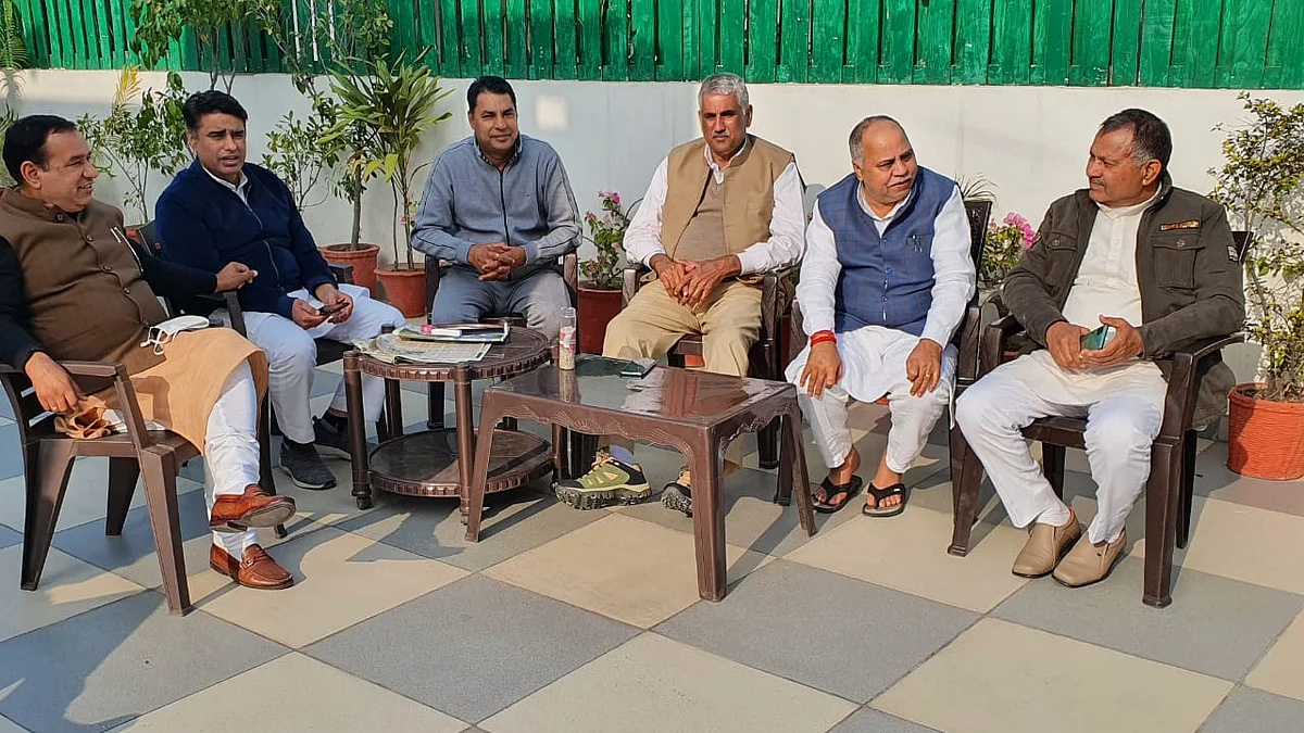 पंचकूला में बैठक करते हुए पांच निर्दलीय और जजपा विधायक जीगीराम सिहाग