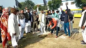 हरियाणा में किसानों ने खोद डाला दुष्यंत चौटाला के लिए बना हेलीपैड, रद्द करना पड़ा दौरा