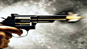 गोलियों की तड़तड़ाहट से गूंजी राजधानी दिल्ली! दो गुटों में हुई गोलीबारी में एक शख्स की मौत, कई घायल