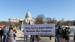 लोकप्रियता के निरंकुश दंभ में ट्रंप की हरकत अमेरिका और लोकतंत्र के लिए बड़े खतरे का संकेत