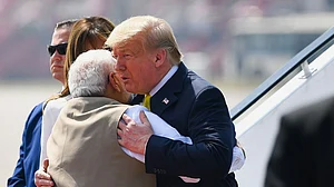 विष्णु नागर का व्यंग्यः दो बिछड़े भाइयों की कहानी, छोटे ने बड़े को दिखाई घटियापन के शिखर की राह!