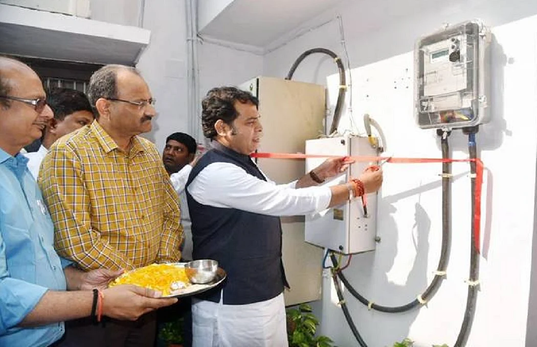 उत्तर प्रदेश में जनता की ‘रोशनी’ पर योगी सरकार ने की चोट! बंद हुई ये बड़ी योजना, RTI से हुआ खुलासा