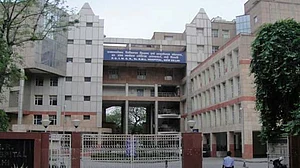 दिल्ली के सरकारी अस्पताल के डॉक्टरों ने कोवैक्सीन लेने से किया मना, कोविशील्ड लगवाने की रखी मांग