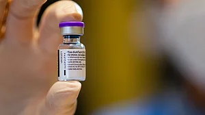 क्या मानक पूरे हुए बिना दे दी गई कोरोना वैक्सीन को मंजूरी ! एक्सपर्ट कमेटी की बैठक की जानकारी से उठे सवाल