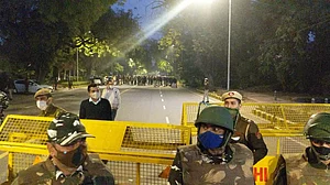 दिल्ली विस्फोट: सीसीटीवी फुटेज में मौके पर दिखी कैब, दो संदिग्धों के बनाए जा रहे हैं स्कैच, जांच में जुटी एजेंसी