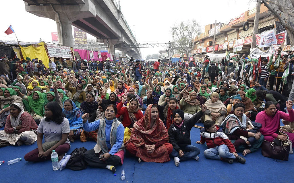 सरकार की चालबाजियां और झूठ देख चुके किसान आखिर कैसे मान लें कि नए कृषि कानूनों से खेतों में अनाज नहीं सोना उगेगा!