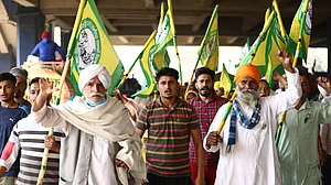 Farmers Protest LIVE: गणतंत्र दिवस पर किसानों के ट्रैक्टर परेड के ऐलान के बाद सरकार सतर्क, कर रही है खास तैयारी!