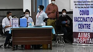 दुनिया के सबसे बड़े कोरोना टीकाकरण से भागते फ्रंटलाइन वर्कर्स, सरकारी उतावलेपन से संदेह के घेरे में अभियान