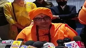 BJP सांसद प्रज्ञा ठाकुर ने बापू के हत्यारे गोडसे की देशभक्तों से की तुलना! दिग्विजय सिंह के बयान पर दी प्रतिक्रिया