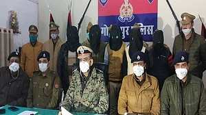 CM सिटी गोरखपुर में योगी की पुलिस खुद कर रही लूट, सर्राफा व्यापारियों से लूटे 30 लाख, हुए गिरफ्तार