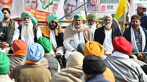 टिकैत ने दिल्ली पुलिस पर लापरवाही का आरोप लगाया, लाल किले पर झंडा लगाने की निंदा की