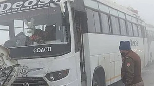 गाजियाबाद: ईस्टर्न पेरिफेरल एक्सप्रेस वे पर दर्दनाक हादसा! कोहरे के कारण टकराई 25 गाड़ियां, एक की मौत