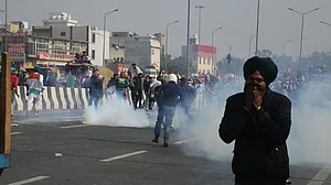 किसानों के ट्रैक्टर मार्च में भारी बवाल, पुलिस ने दागे आंसू गैस के गोले, तो बॉलीवुड डायरेक्टर ने ट्वीट कर कहा- यह...