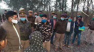 यूपी में रूह कंपाने वाली घटना, किसान को पहले बांधा कंटीले तारों से और जिंदा जला दिया