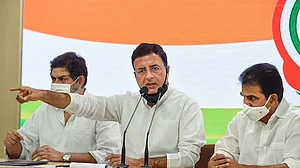 ट्रैक्टर परेड में हिंसा की कांग्रेस ने की निंदा, कहा- पीएम छोड़ें ‘राजहठ’, निभाएं ‘राजधर्म’