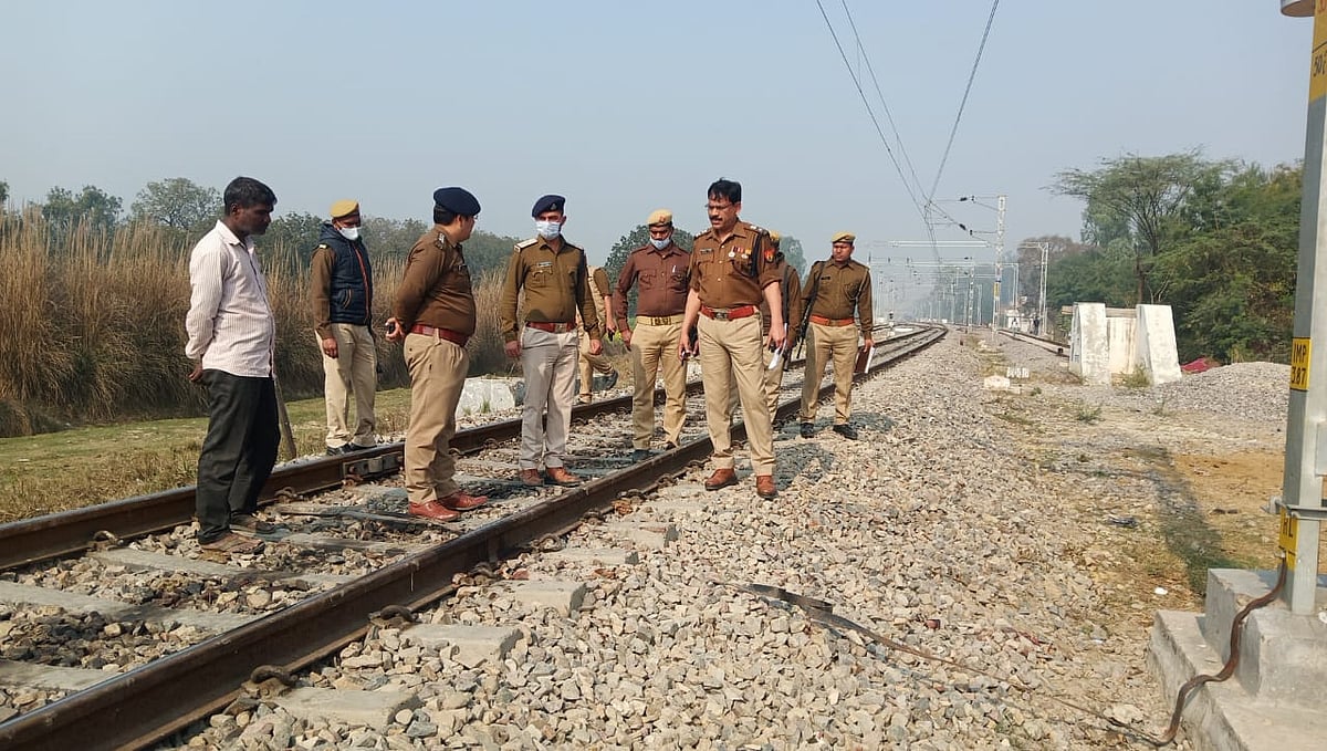 अमेठी में पूर्व कैबिनेट मंत्री गायत्री प्रजापति के भतीजे का रेलवे ट्रैक पर मिला शव, मचा हड़कंप, कल शाम से था गायब