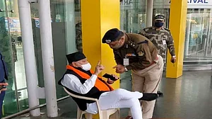 लखनऊ एयरपोर्ट पर PM के भाई का हाई वोल्टेज ड्रामा! समर्थकों को हिरासत में लेने पर धरने पर बैठे प्रह्लाद मोदी