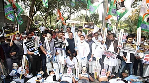 बढ़ती मंहगाई के खिलाफ सड़क पर उतरी यूथ कांग्रेस, दिशा रवि की गिरफ्तारी का भी किया विरोध