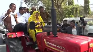 राजस्थान: किसानों के समर्थन में ट्रैक्टर चलाकर  विधानसभा पहुंचीं विधायक इंदिरा मीणा, देखें वीडियो