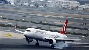 दुनिया की 5 बड़ी खबरें: काबुल ब्लास्ट में एक की मौत और प्लेन के लैंडिंग गियर में सफर के बाद भी जिंदा बचा ये लड़का!