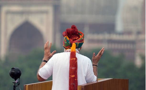 विष्णु नागर का व्यंग्यः उसे लोकतंत्र का ड्रामा भी चाहिए और हर आदमी की जुबान पर अलीगढ़ी ताला भी चाहिए!