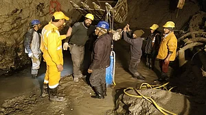 चमोली त्रासदी: तपोवन में जारी है जिंदगी की तलाश, 5 और शव मिले, अब तक 67 शव बरामद