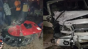 उत्तर प्रदेश के महाराजगंज में ट्रैक्टर-बोलेरो की भीषण टक्कर, 2 लोगों की दर्दनाक मौत, पांच गंभीर रूप से घायल