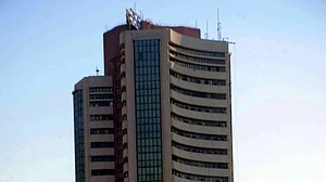 अर्थ जगत की 5 बड़ी खबरें: रिकॉर्ड उच्च स्तर पर बंद हुआ शेयर बाजार और ICICI बैंक की पूर्व CEO चंदा कोचर को मिली ज़मानत