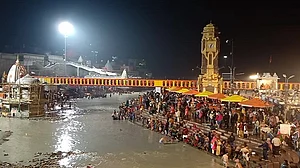 मौनी अमावस्या पर देशभर में लाखों श्रद्धालुओं ने लगाई पवित्र डुबकी, पितृदोष से मुक्ति के लिए करें ये उपाय!