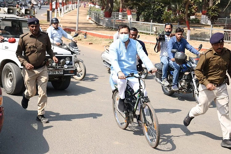 साइकिल चलाकर विधानसभा पहुंचे तेजस्वी, पेट्रोल-डीजल की बढ़ती कीमतों का किया विरोध