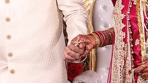 शादी में कार की छत पर चढ़कर डीजे की धुन पर नाच रहा था दूल्हा, मौलवी जी ने कर दिया निकाह कराने से इनकार