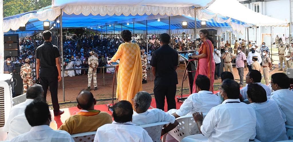 केरल में इंदिरा की यादों को वापस लेकर आईं प्रियंका गांधी, रोड शो में उमड़ी हजारों की भीड़, विजयन सरकार पर बोला हमला
