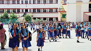 कोरोना का खतरा बढ़ा: गुजरात के 8 शहरों में आज से 10 अप्रैल तक स्कूल बंद, कॉलेज-यूनिवर्सिटी में परीक्षाएं स्थगित