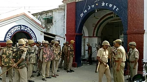 यूपी की जेलों में HIV का कहर! गोरखपुर जेल के 9 बंदी संक्रमित, मेरठ और गाजियाबाद से भी आ चुके हैं मामले