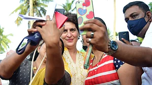 केरल में इंदिरा की यादों को वापस लेकर आईं प्रियंका गांधी, रोड शो में उमड़ी हजारों की भीड़, विजयन सरकार पर बोला हमला