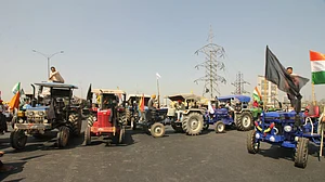 किसान आंदोलन के 100 दिन: अन्नदाता ने जाम किया KMP एक्सप्रेसवे, टोल भी किए फ्री, देखें तस्वीरें