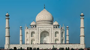 आगरा: महाशिवरात्रि पर हिंदूवादी संगठन से जुड़े लोग शिव की आराधना करने पहुंचे ताजमहल, CISF ने किया गिरफ्तार
