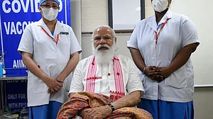 कोरोना वैक्सीन लेने में भी पीएम मोदी ने दिया चुनावी संदेश, केरल-पुडुचेरी की नर्स से असम का गमछा पहनकर लिया टीका