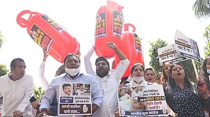 पेट्रोल-डीजल-गैस की कीमतों के खिलाफ यूथ कांग्रेस का प्रदर्शन, केंद्रीय मंत्रियों के घर साइकिल लेकर पहुंचे
