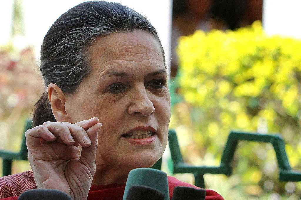 सोनिया गांधी का लेख: देश की संपत्तियों को बेचने वाली सरकार को सत्ता में ही रहने का कोई हक नहीं