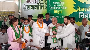 बिहारः JDU में विलय से पहले उपेंद्र कुशवाहा को बड़ा झटका, पार्टी नेताओं ने आरजेडी में कर दिया RLSP का विलय