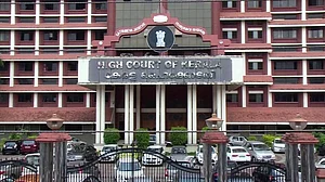 केरल में फर्जी वोटर लिस्ट पर चुनाव आयोग से जवाब तलब, कांग्रेस नेता की याचिका पर हाईकोर्ट सख्त