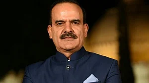 मुंबई के पूर्व पुलिस आयुक्त परमबीर सिंह देश छोड़कर भागे? लुकआउट सर्कुलर जारी