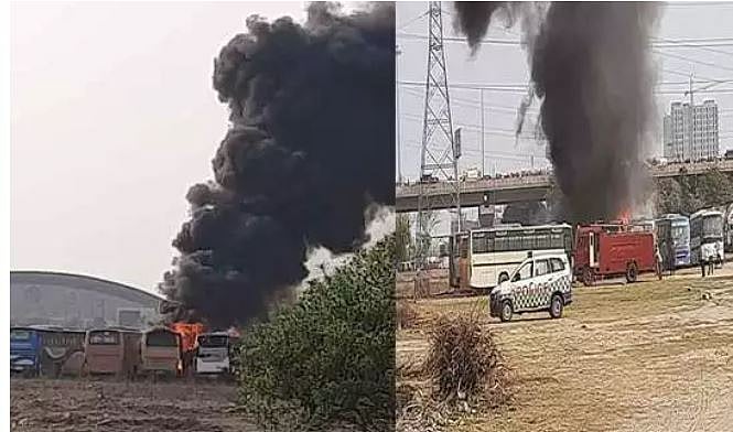 नोएडा: सेक्टर 24 में स्पाइस मॉल के पास खाली मैदान में खड़ी बसों में लगी आग, धमाकों के साथ उठा धुएं का गुबार