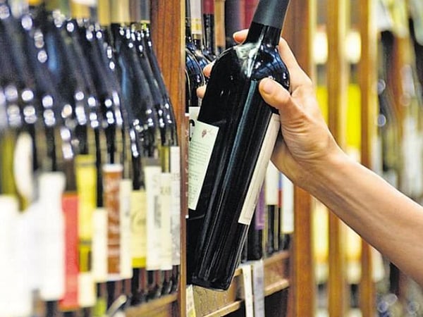 वीडियो: इस शराब कंपनी ने निकाली गजब की वेकैंसी! 7 लाख रुपए से ज्यादा मिलेगी सैलरी, रहना-खाना बिल्कुल फ्री 