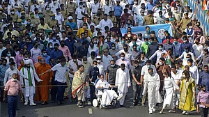ममता ने कोलकाता में व्हीलचेयर पर किया 5 किलोमीटर लंबा रोड शो, कहा- जख्मी शेर ज्यादा खतरनाक होता है