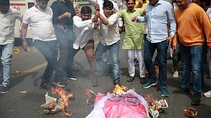 BJP सांसद साक्षी महाराज ने अन्नदाताओं को कहा था आतंकी, खालिस्तानी और दलाल! युवा कांग्रेस का प्रदर्शन