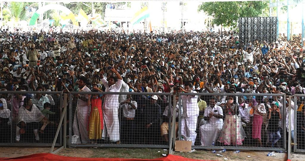 केरल में इंदिरा की यादों को वापस लेकर आईं प्रियंका गांधी, रोड शो में उमड़ी हजारों की भीड़, विजयन सरकार पर बोला हमला