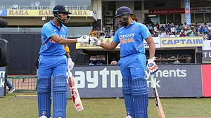 पुणे वनडे : डेब्यू मैच में क्रुणाल ने किया धमाल, राहुल और शिखर भी चमके, इंग्लैंड को 318 रनों का लक्ष्य